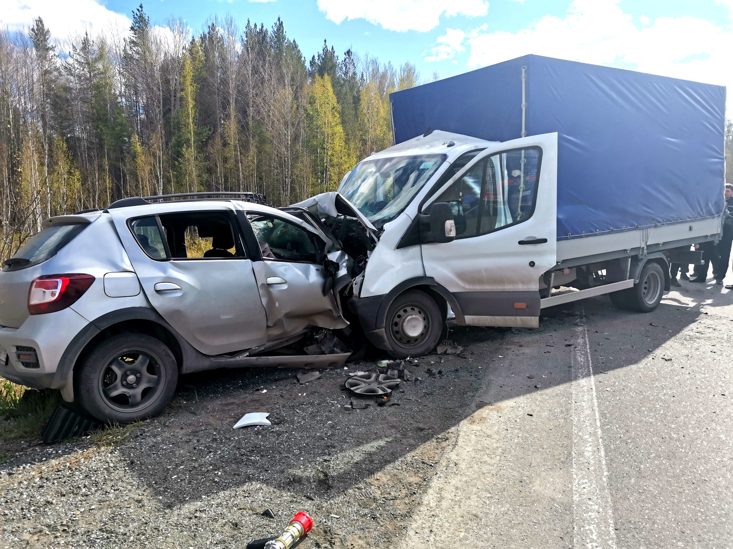 Водитель погиб мгновенно: на Серовском тракте легковушка на всей скорости влетела в грузовик