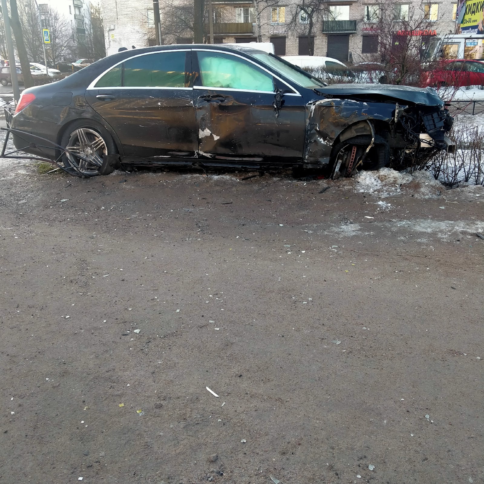 Водитель «Мерседеса», удирая от полиции, протаранил ларек, снес дерево и  забор на бульваре Новаторов | 14.03.2022 | Санкт-Петербург - БезФормата