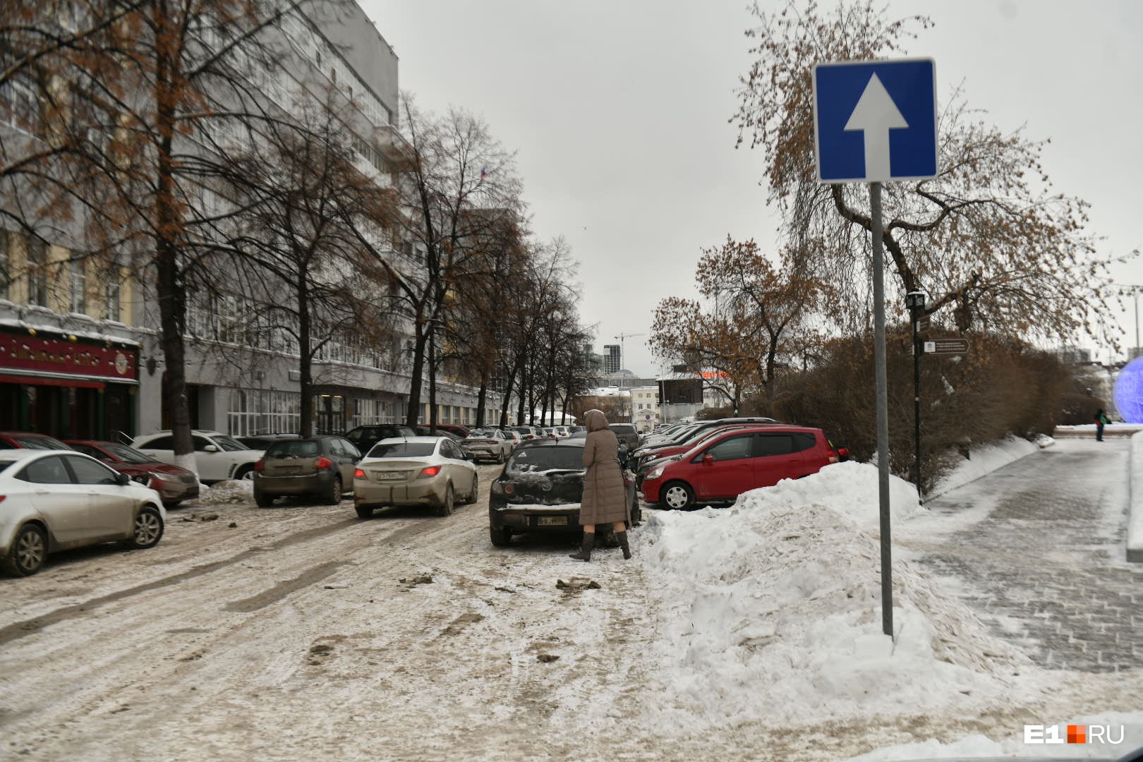 Новый знак односторонней дороги на въезде со стороны улицы Пушкина