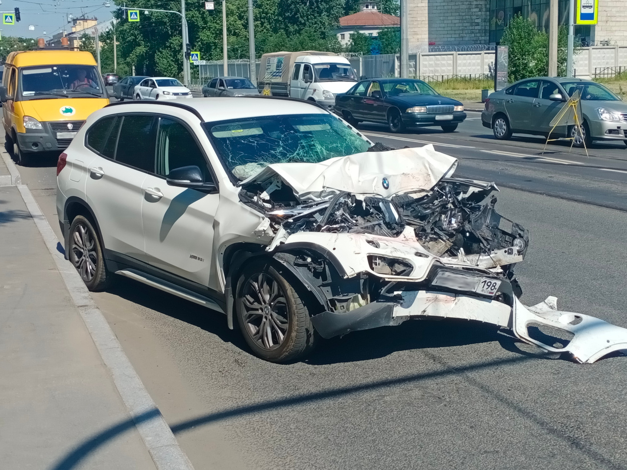 BMW протаранил трамвай на Обуховской Обороны: снес вагон с тележки и  разворотил себе «лицо» | 01.07.2022 | Санкт-Петербург - БезФормата