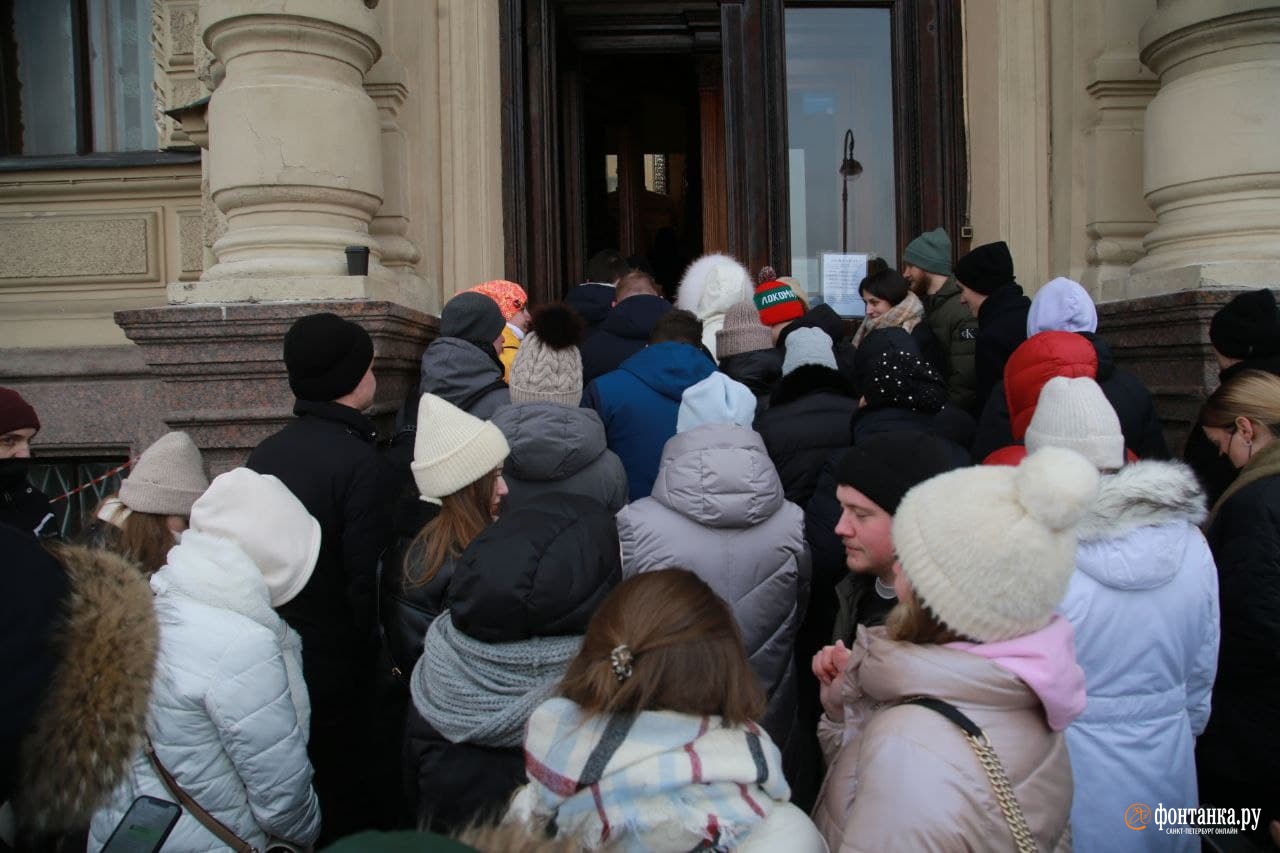 Последние новости санкт. Жители Питера. Очередь фото. Петербуржцы. Очередь на запись.