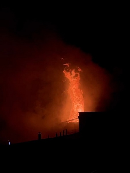 В переулке Челиева в Петербурге загорелась сауна. Ярко-оранжевое пламя заметили на ночном небе