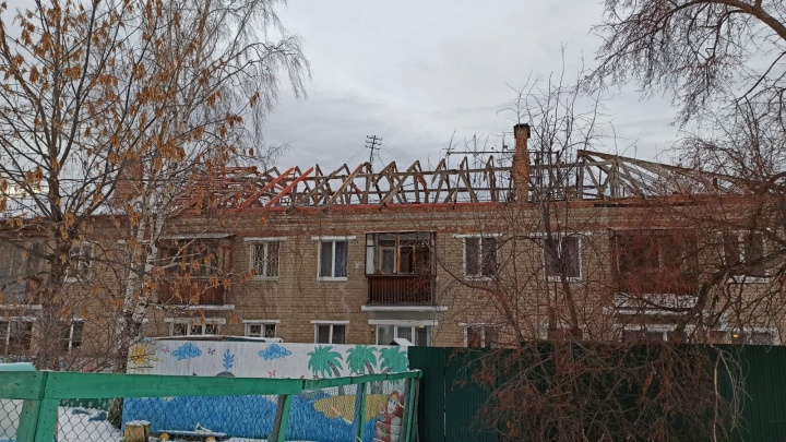 На Эльмаше жителей двухэтажного дома перед Новым годом оставили без крыши