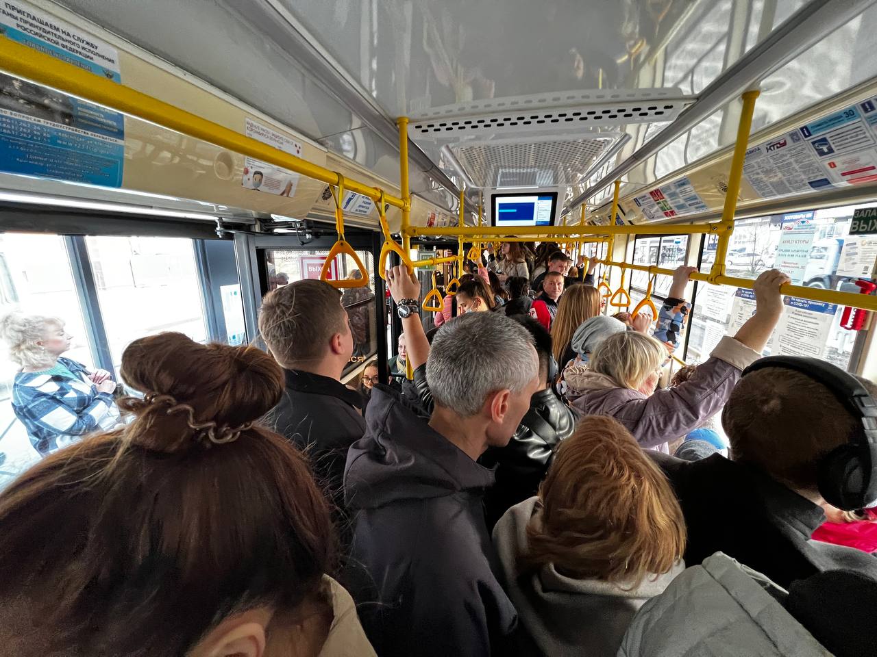 В вагонах в 07:00 очень много людей В вагонах в 07:00 очень много людей