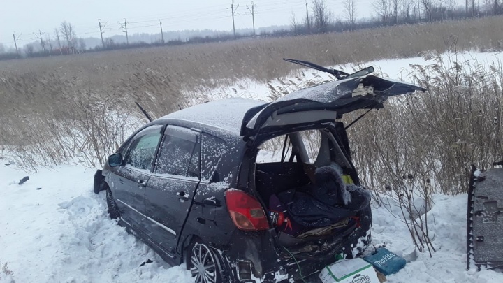«Тойота» столкнулась с грузовиком на трассе под Новосибирском — два человека погибли