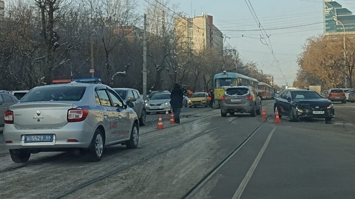 На улице 8 Марта из-за аварии встало движение трамваев