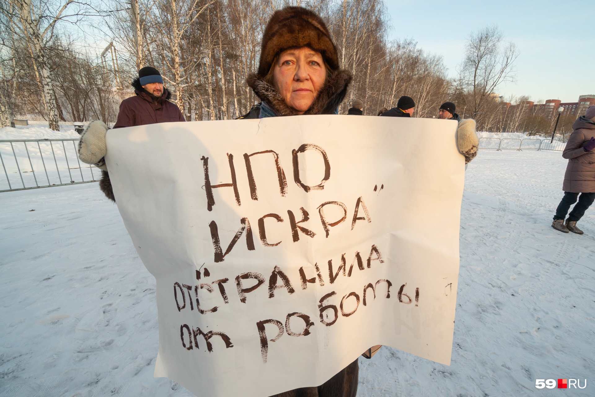 Эту женщину тоже лишили работы из-за отказа делать прививку Эту женщину тоже лишили работы из-за отказа делать прививку