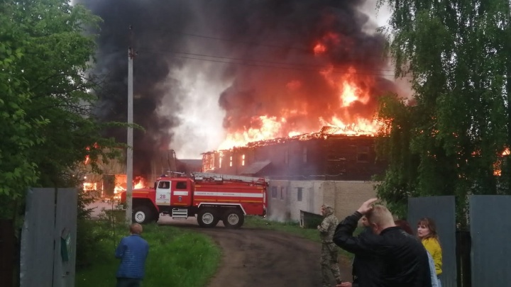 «Горит ужас как»: в Ярославской области начался пожар на складе с елочными игрушками