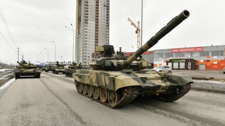 Уралвагонзавод передал российской армии эшелон новейших танков. Перед отправкой их освятили