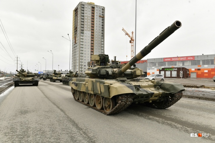 Уральский завод отправил войскам эшелон новейших танков