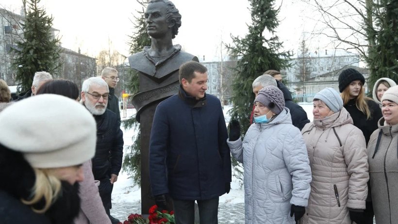 Художник Сергей Сюхин поделился, что хотел показать через памятник неуемную энергию деревенского отрока и его несокрушимое стремление к знаниям Художник Сергей Сюхин поделился, что хотел показать через памятник неуемную энергию деревенского отрока и его несокрушимое стремление к знаниям