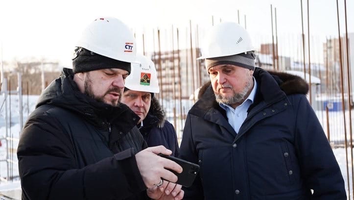Губернатор во время инспекции строек Губернатор во время инспекции строек
