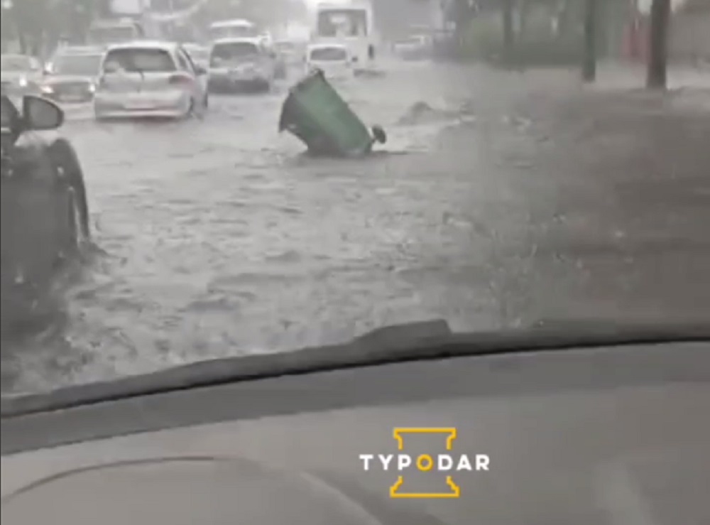 Дрейфующий мусорный бак на улице Герцена Дрейфующий мусорный бак на улице Герцена