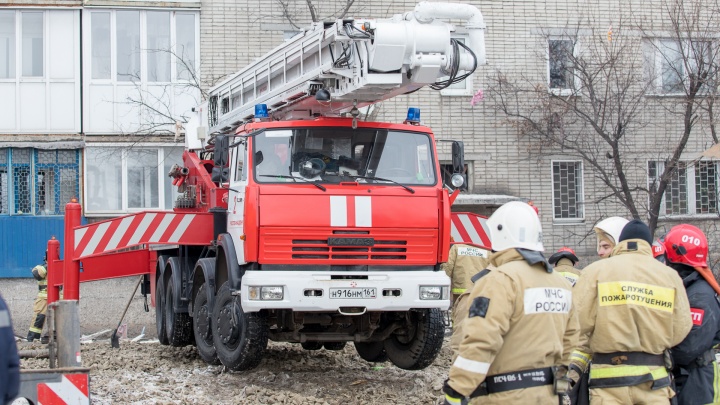 Оказались в ловушке на балконе: кузбасские пожарные спасли четырех человек из горящей пятиэтажки. Среди них ребенок
