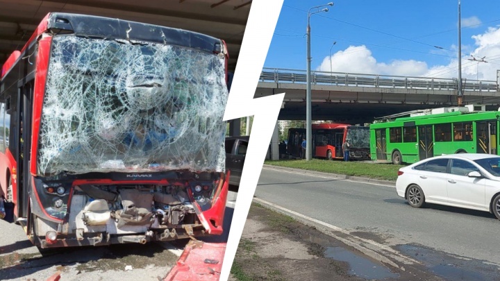 Автобус влетел в троллейбус в Казани: следком возбудил уголовное дело