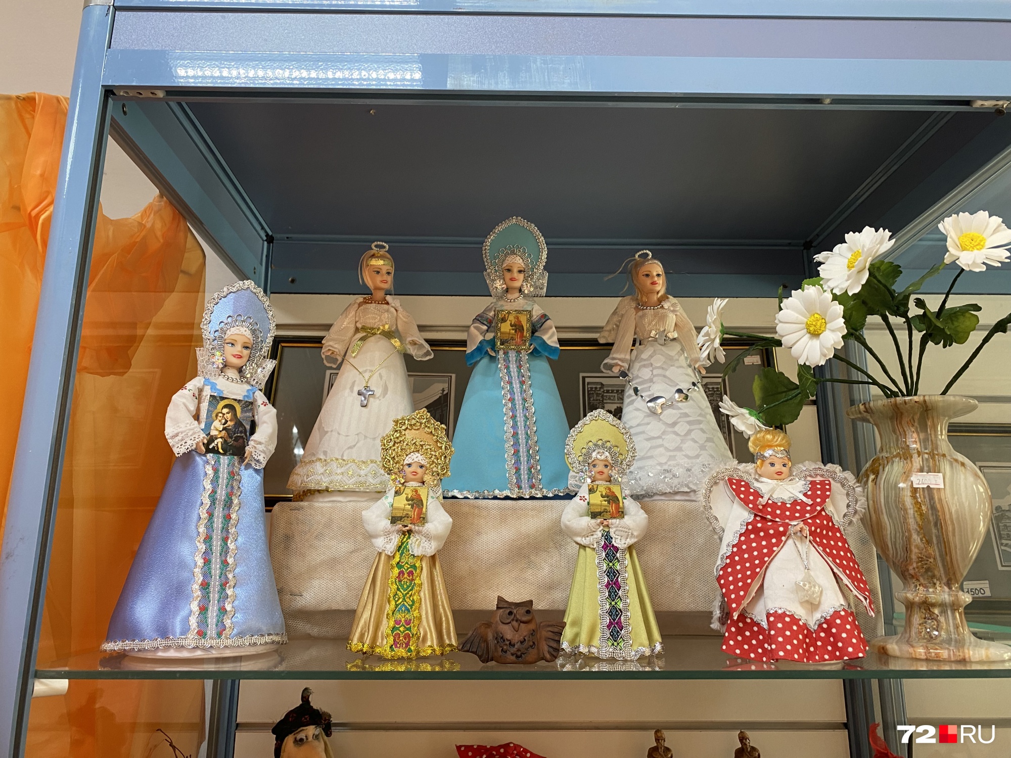 Куколки в кокошниках и сарафанах не продаются: они служат украшением витрины с сувенирами