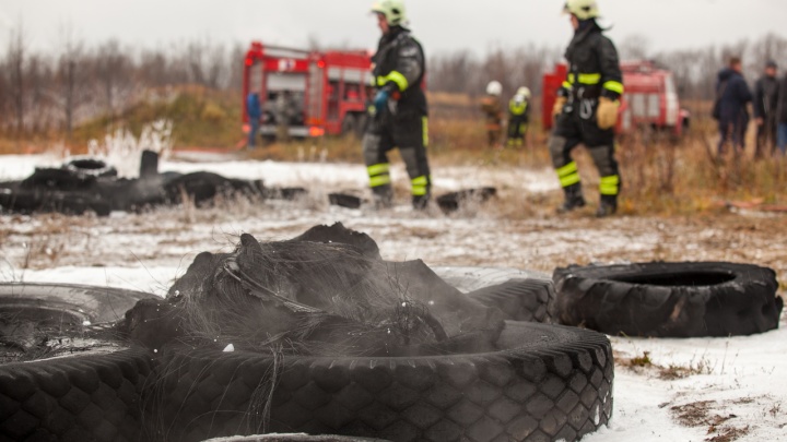 Крупный пожар произошел на складе покрышек в Новокузнецке