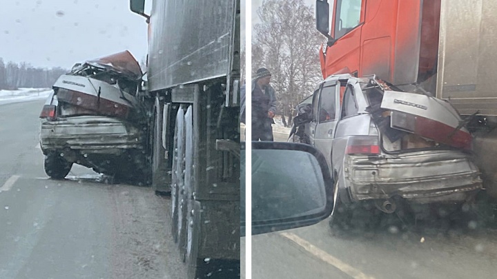 Легковушка залетела под фуру на новосибирской трассе — два человека погибли
