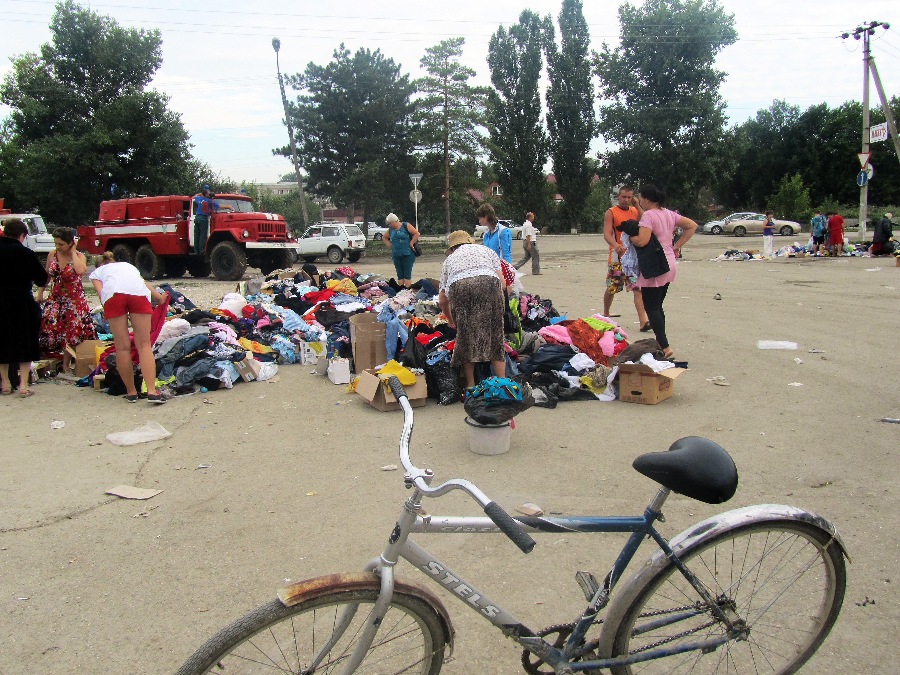 Раздача гуманитарной помощи на улицах Крымска