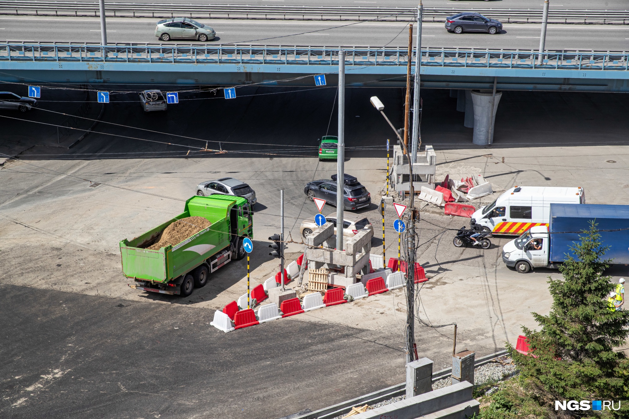 Открывается движение. Мост Новосибирск площадь Будагова. Мост автомобиля. Поток автомобилей. Мост в машине.