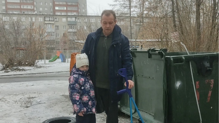 Оказался с дочкой на помойке: в Екатеринбурге одноногого бизнесмена выселили на улицу