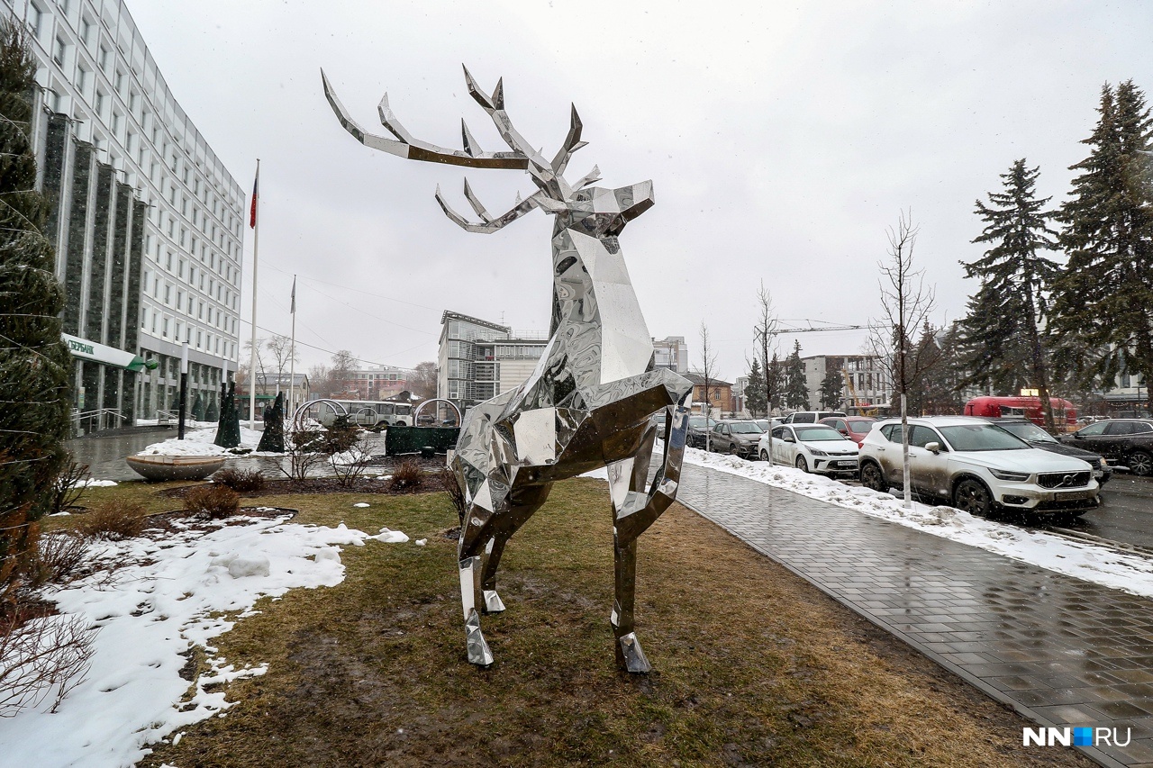 Олень нижний новгород. Статуя оленя на стрелке Нижний Новгород. Олень на Московском вокзале Нижний Новгород. Нижегородский олень. Скульптура олень Нижний Новгород.