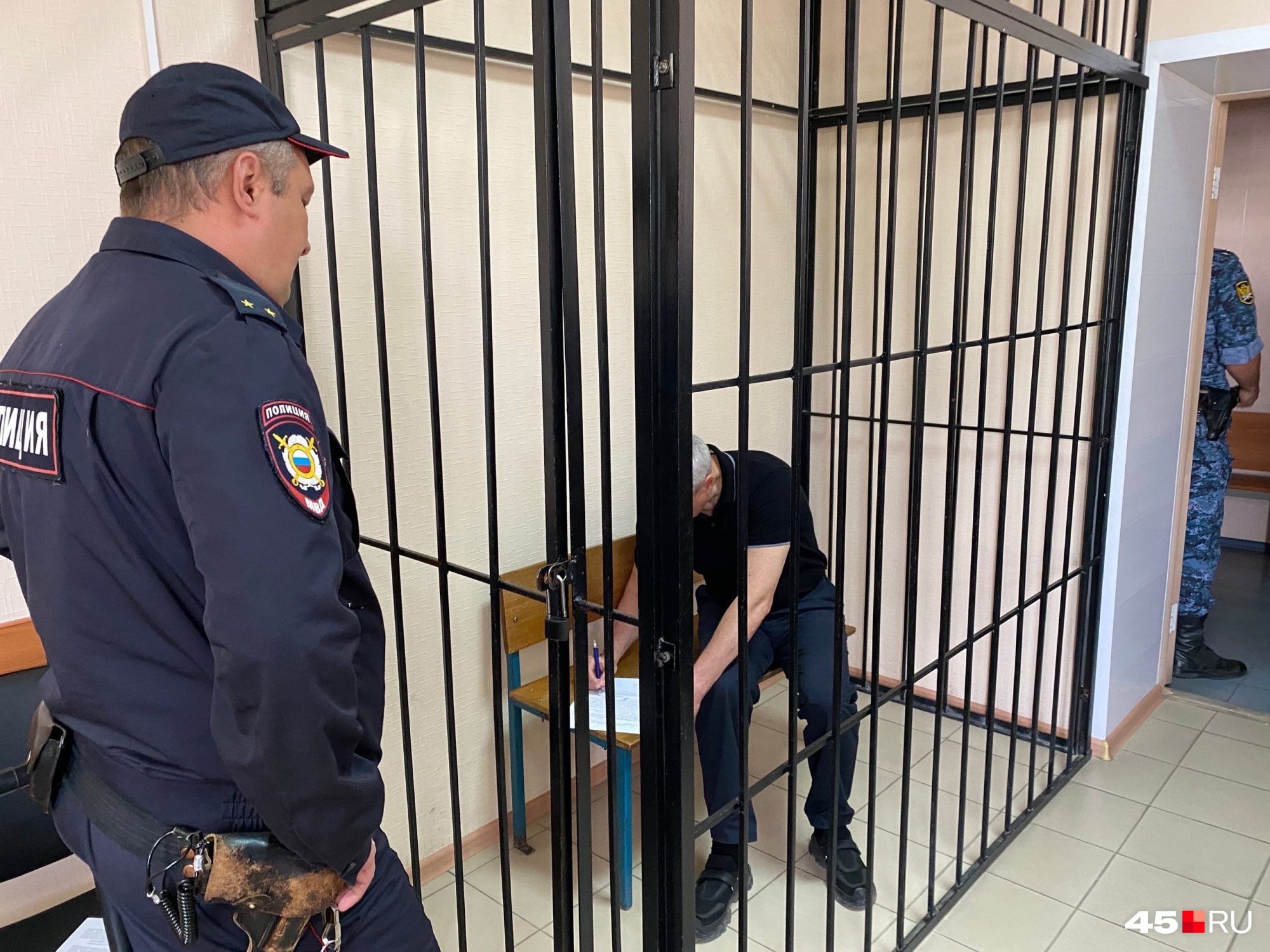 Близкие Олега Рожкова принесли на заседание суда сумку с вещами. С ней осужденный под конвоем вышел из зала суда Близкие Олега Рожкова принесли на заседание суда сумку с вещами. С ней осужденный под конвоем вышел из зала суда