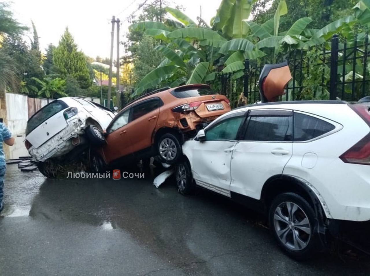 Потопом в Сочи смыло более 50 автомобилей Потопом в Сочи смыло более 50 автомобилей