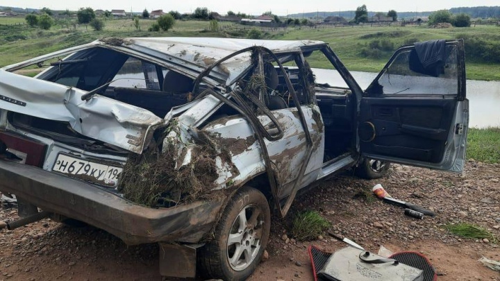 В Минусинском районе водитель не справился с управлением, и машина слетела в воду. Погибли трое