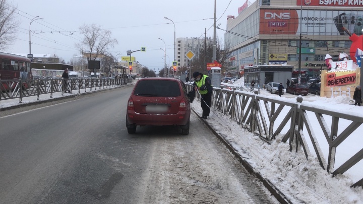 В Екатеринбурге школьница поскользнулась на дороге и попала под машину