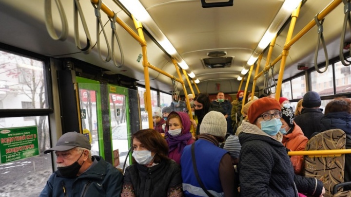 Давка в пандемию: почему в Архангельске переполнены автобусы и как это будут решать