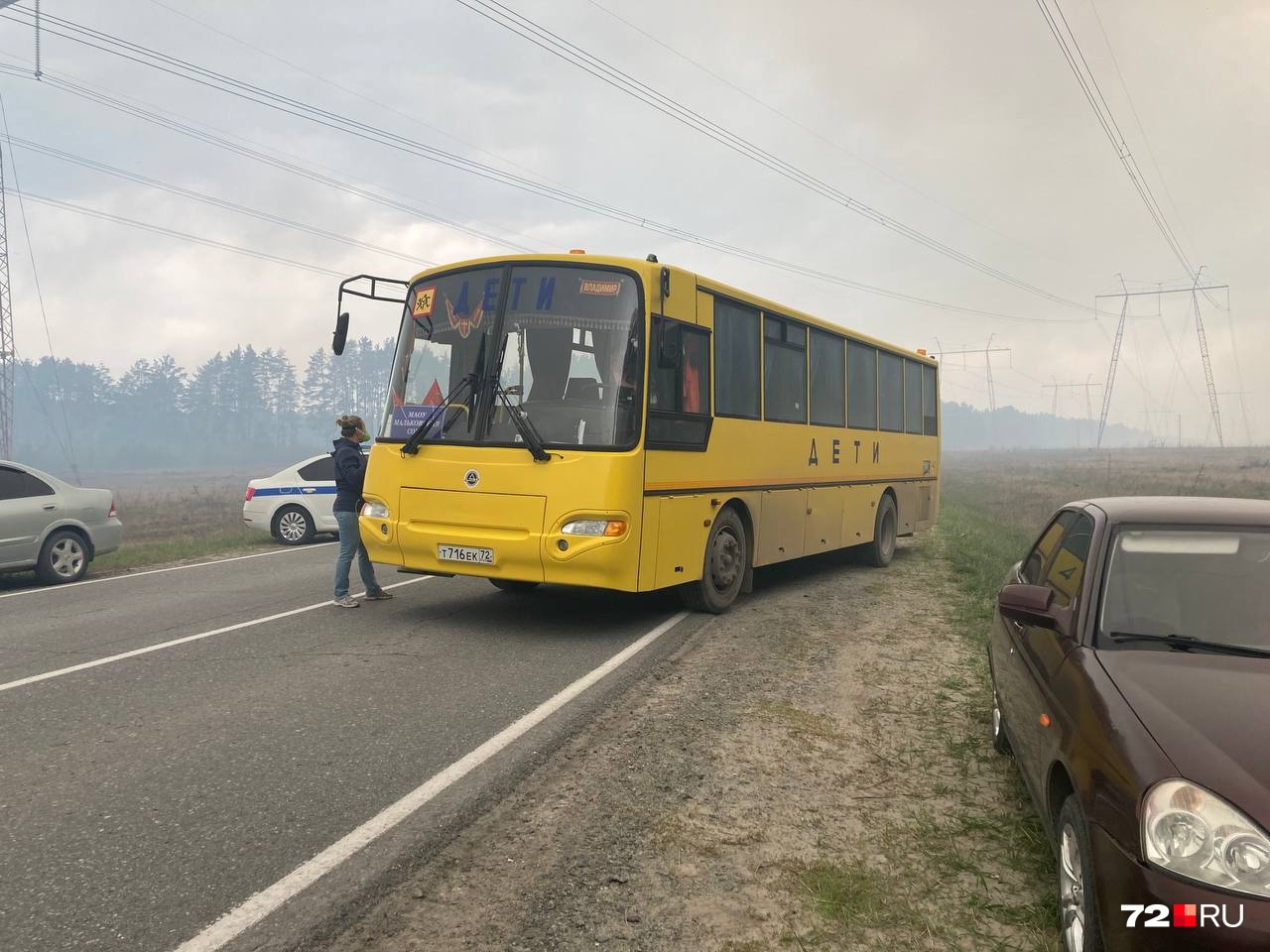 К деревне пригнали автобусы, а дорогу перекрыли. Отдыхающих в «Красной гвоздике» эвакуировали, жителей Криводанова тоже предупредили о возможной угрозе