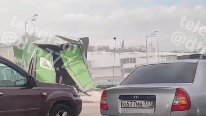 Как в «Пункте назначения». На северо-востоке Москвы грузовик «Леруа Мерлен» попал в ДТП