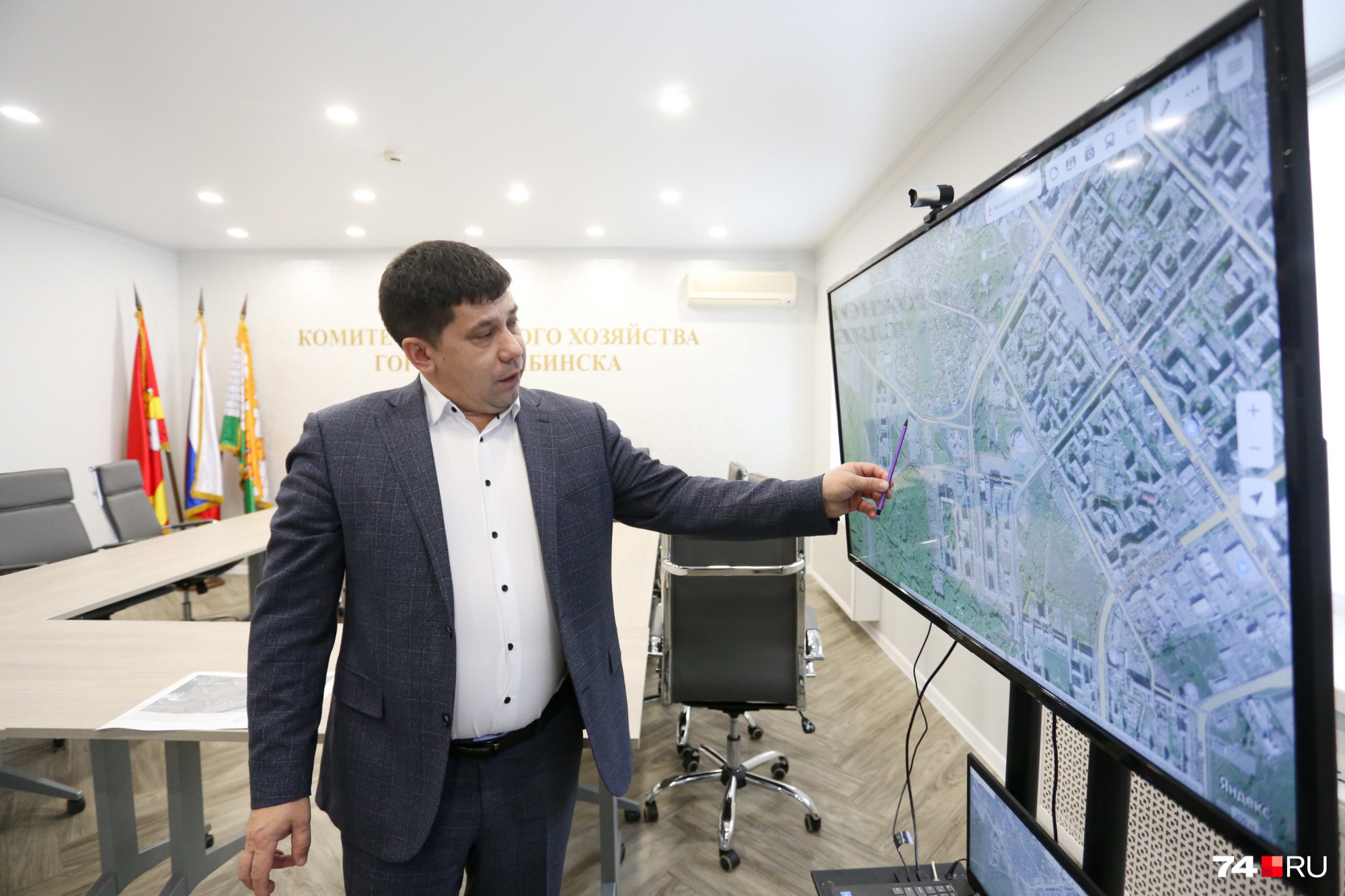 Чтобы подробно рассказать о планах по Комсомольскому проспекту, Ринат Кучитаров пригласил нас в КДХ и открыл карту на большом экране