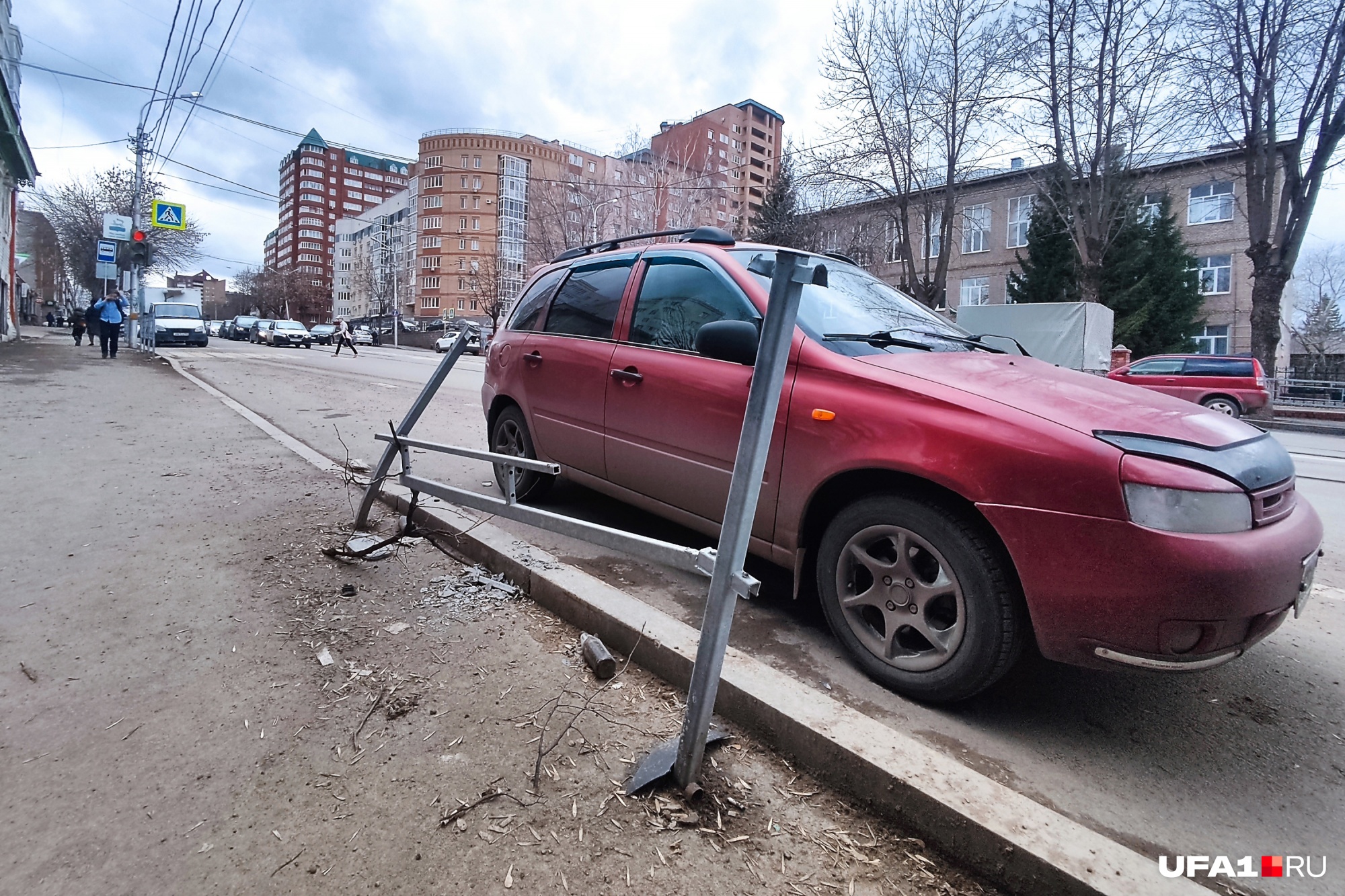 «Остатки» забора вдоль дороги «Остатки» забора вдоль дороги