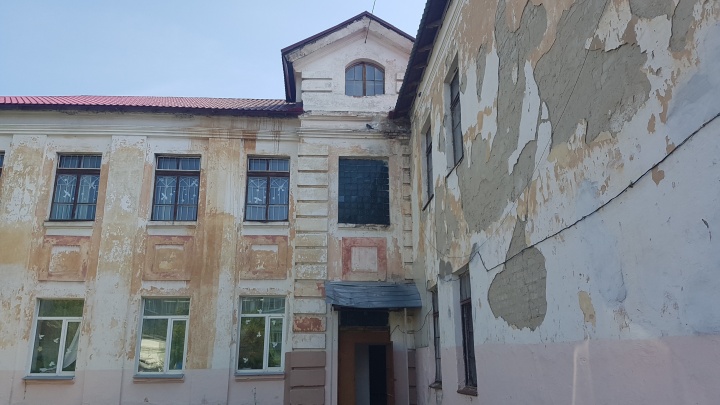 «Придется потерпеть»: Андрей Кочеров рассказал, где будут идти уроки, пока ремонтируют школы Зауралья