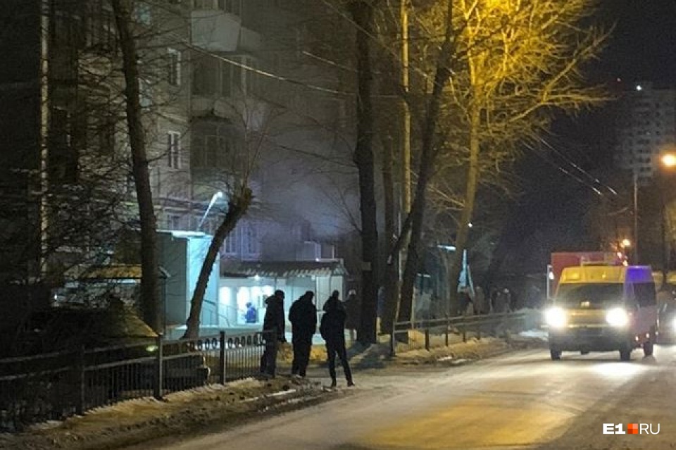 Во время пожара в пятиэтажке на Уктусе погибли пожилые мужчина и женщина