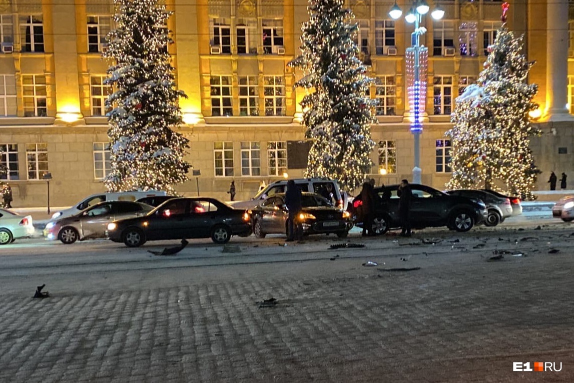 Е1 екатеринбург новости. Авария Екатеринбург площадь 1905. ДТП на площади 1905 года в Екатеринбурге. ДТП площадь 1905 года фото.