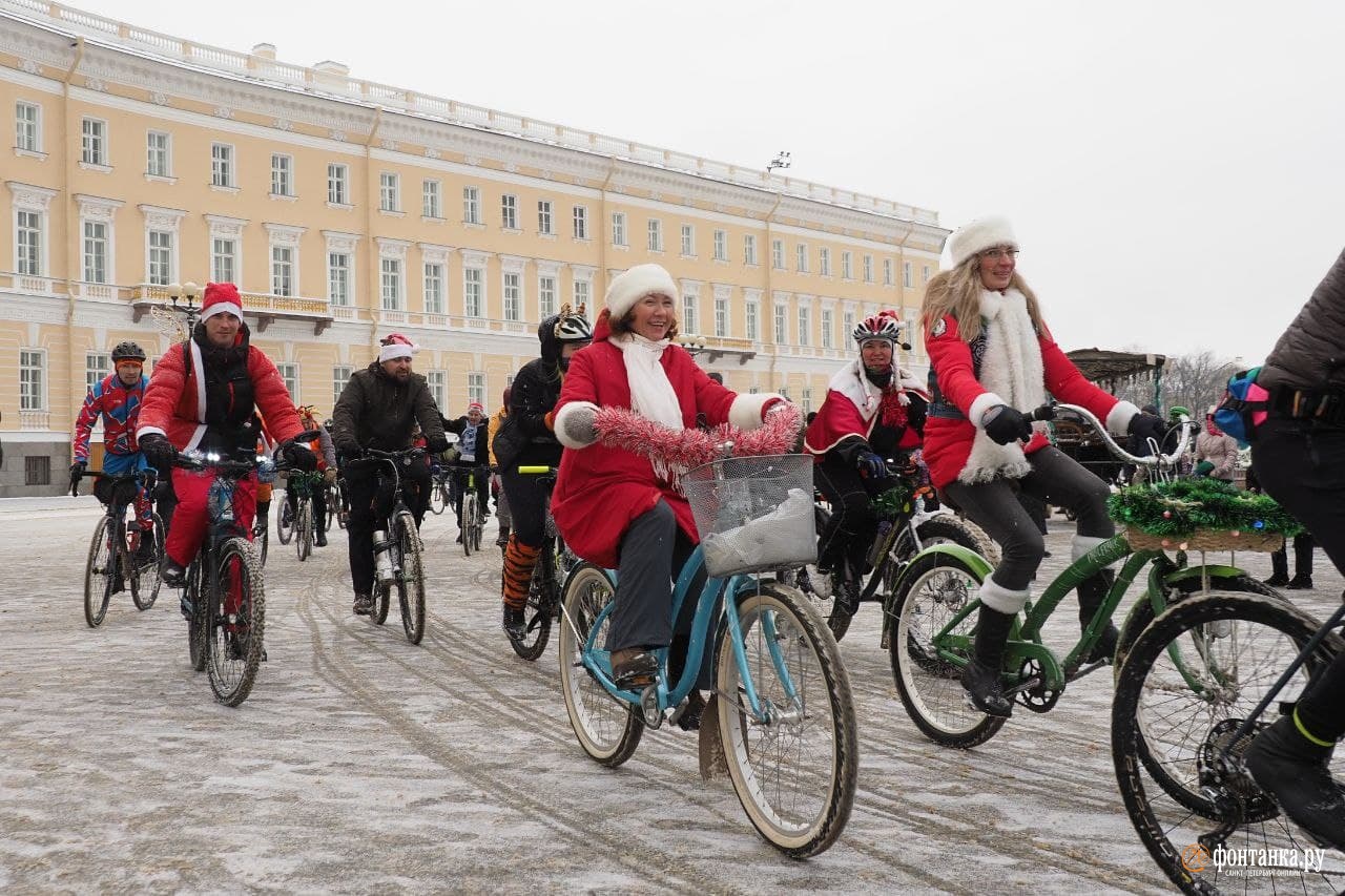В Петербурге более 70 Дедов Морозов и Снегурочек прокатились по центру на новогоднем велопараде