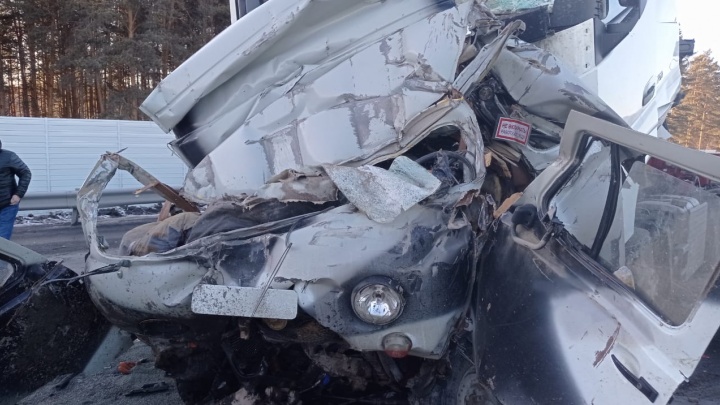 «УАЗ раздавило двумя грузовиками»: в массовом ДТП на ЕКАД погибли три человека