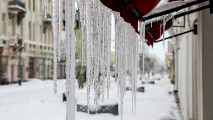 Снежная глыба упала в нескольких сантиметрах от женщины с ребенком в Дзержинске
