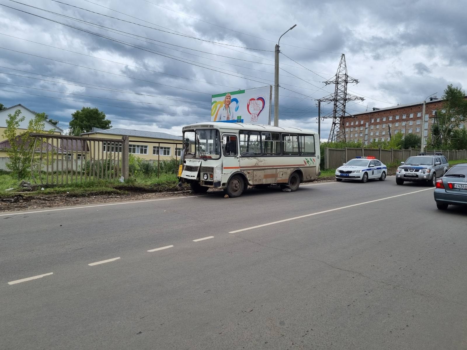 Автобус с пассажирами въехал в столб из-за отказавших тормозов