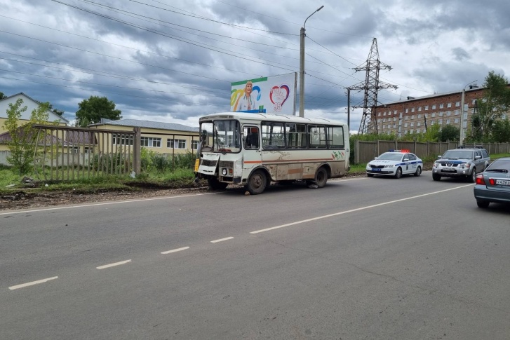 Рейсовый автобус ПАЗ въехал в столб на улице Ватутина в Тулуне