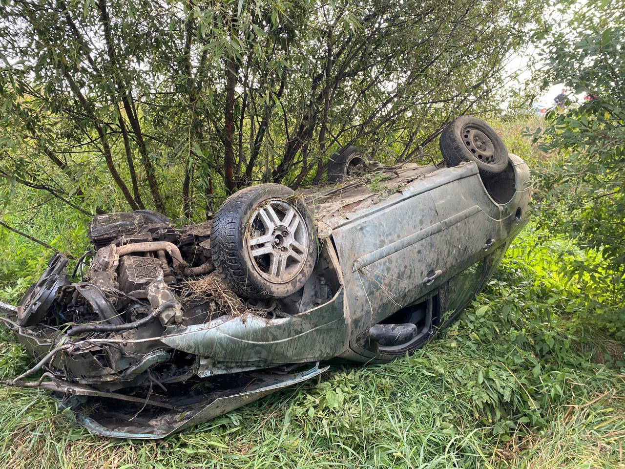 В Нижнем Тагиле 25-летний водитель легковушки улетел в кювет и перевернулся. Он погиб на месте