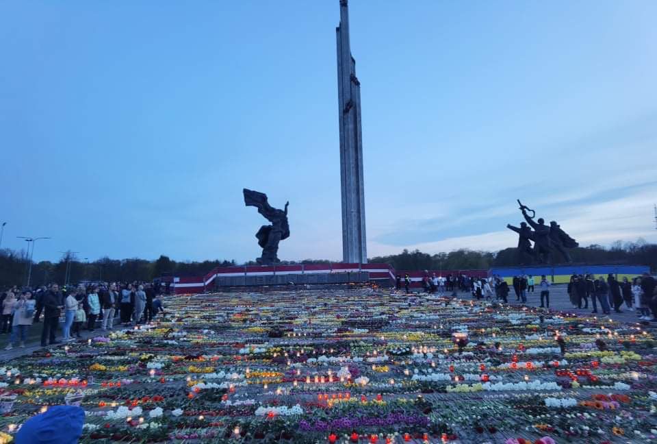 Цветы и свечи в память о погибших Цветы и свечи в память о погибших
