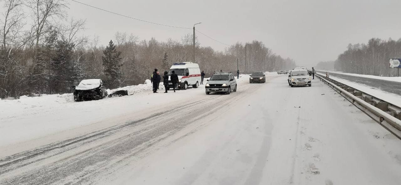 На трассе между Екатеринбургом и Челябинском в аварию угодили шесть автомобилей