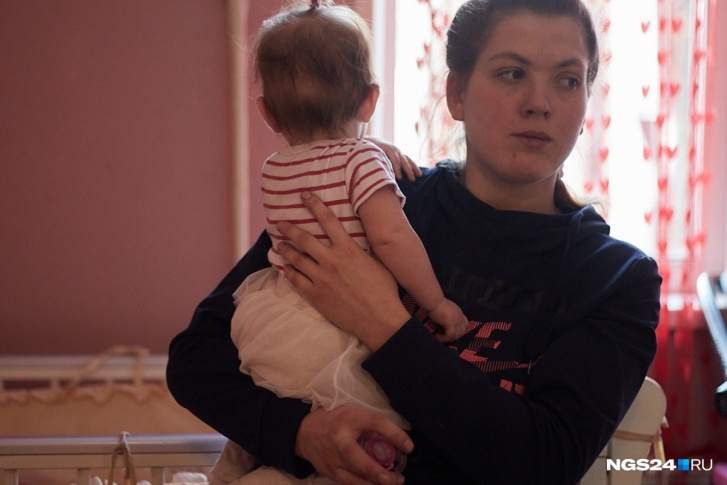 Наталья — мама двоих детей. На первого ребенка она ограничена в родительских правах Наталья — мама двоих детей. На первого ребенка она ограничена в родительских правах