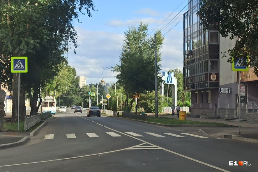 В Екатеринбурге построили пешеходник в гиблом месте. Чиновники отрицали, что он нужен