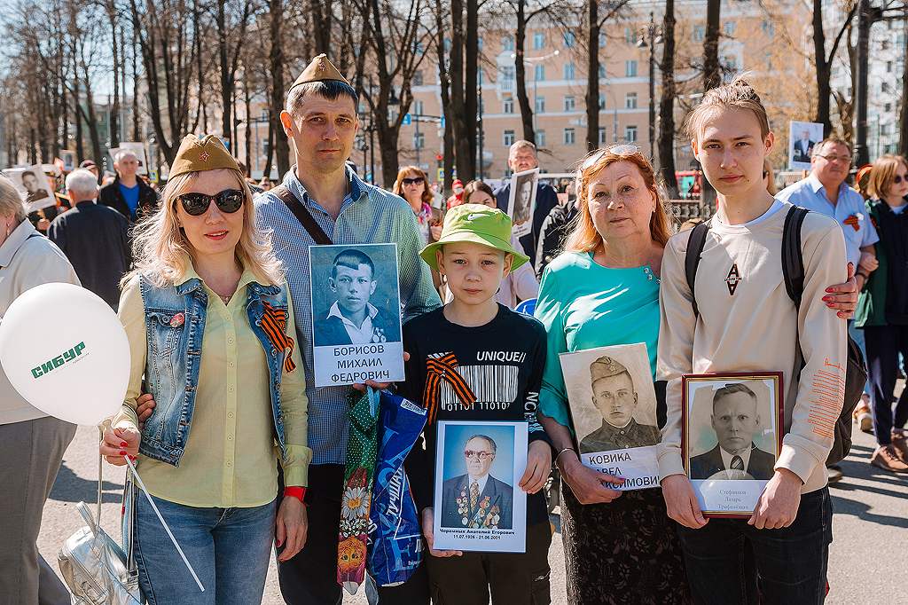 Александр Харцизов с супругой, сыновьями и мамой. Один из родственников во время войны пропал без вести, другой — погиб под Варшавой, когда ему было всего <nobr class="_">17 лет</nobr>