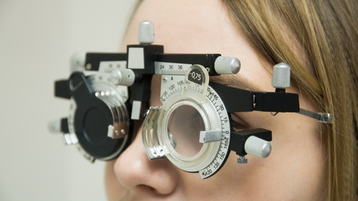 Что, опять носить очки? Офтальмологи объяснили, как справиться с дефицитом контактных линз